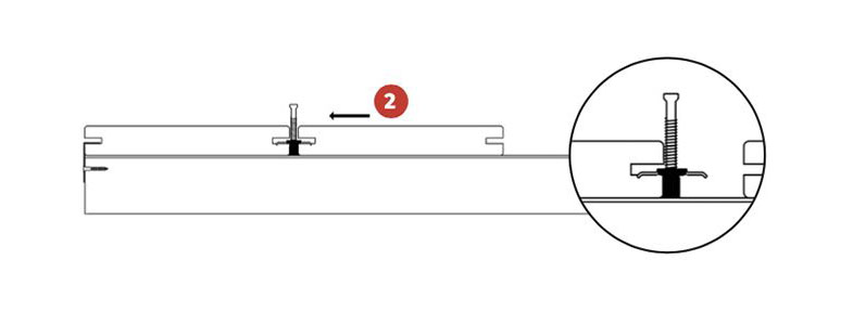 Poser le clip (c&ocirc;t&eacute; griffes) dans la rainure de la lame